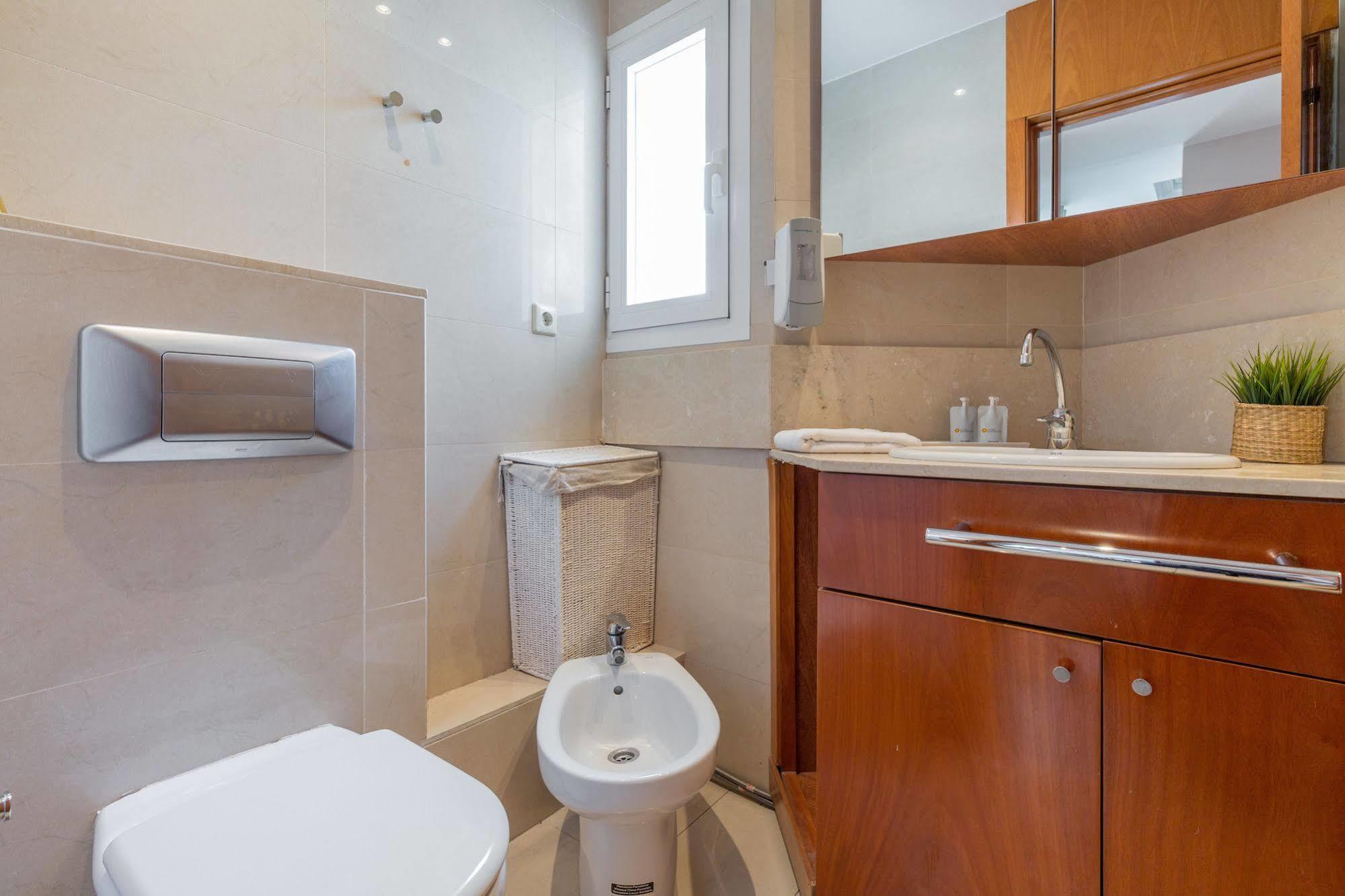 Lodging Apartments City Center-Eixample Barcelona Ngoại thất bức ảnh